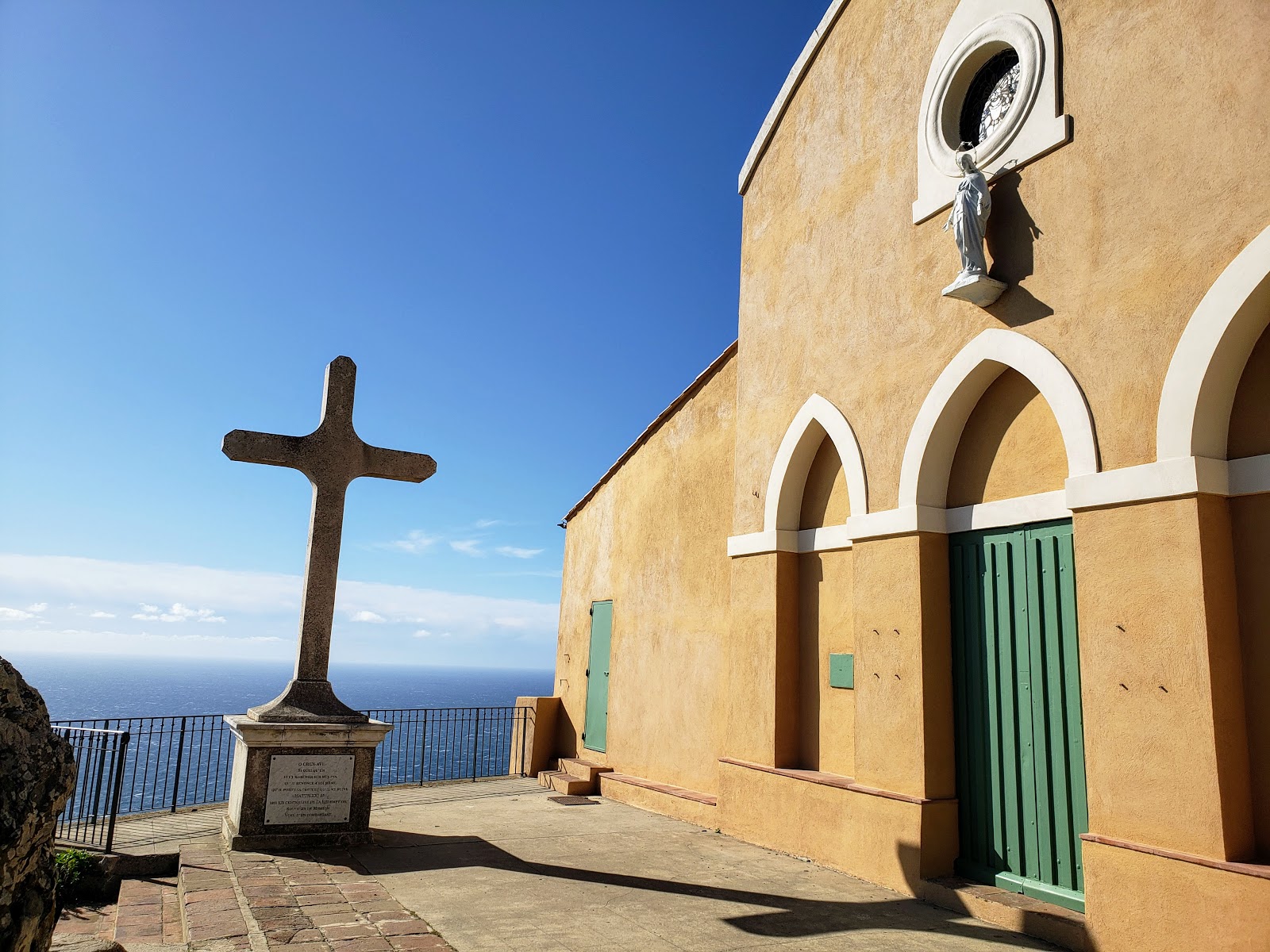 vue de la chapelle, de la croix et de la mer en contrebas