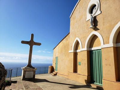 vue de la chapelle, de la croix et de la mer en contrebas