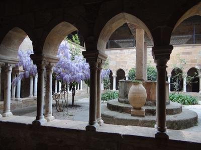 Vue de l'intérieur des arcades sur le jardin et le puit