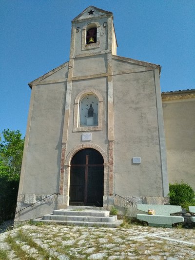 Vue sur la façade d'une des chapelles