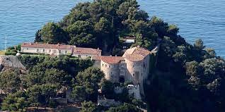 Vue aérienne sur le fort entouré de végétation verdoyante et arrière-plan la mer méditerranée