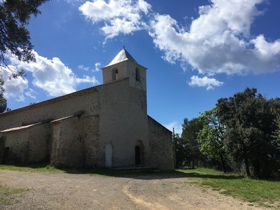Entrée de la chapelle avec son clocher composé d'une petite croix au sommet