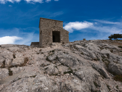 Chapelle St-Pilon accrochée sur les rochers