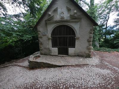 Chapelle avec grille en arc vouté en bois ajourée