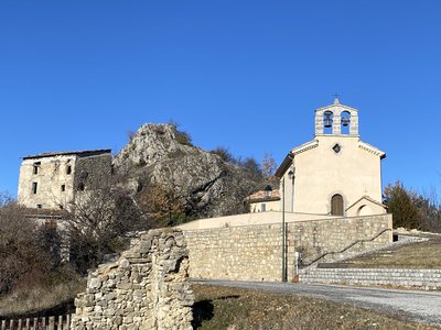 Eglise de la Nativité avec son petit clocher et les vestiges d'un château médiéval