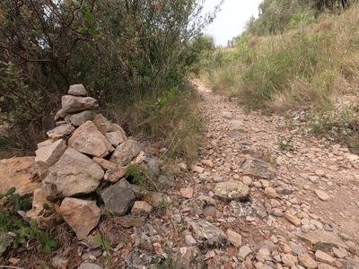 Vue sur un cairn à la croisée d'un sentier