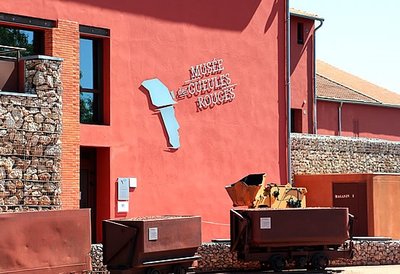 photo de la facade du musée, toute rouge