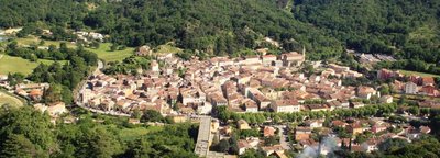 Vue du ciel du centre du village de Collobrières