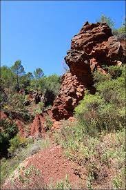 Roche de bauxite de couleur rouge au milieu de la colline