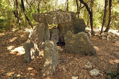 Composée d'une dalle de couverture, de 4 dalles verticales et d'un muret en pierres sèches