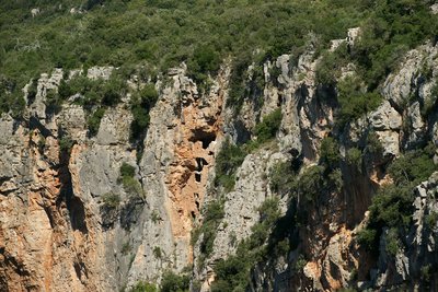 Cavités au milieu d'une falaise