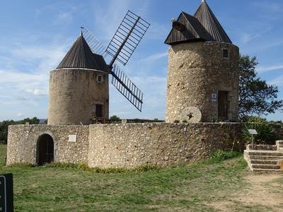 Les 2 moulins à vent sont tout en pierres, dont un possède encore son aile. Ils sont construits sur une base en pierre