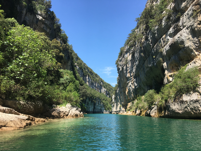 Une eau vert émeraude entourée de 2 falaises de chaque côté composée de nombreuses cavités