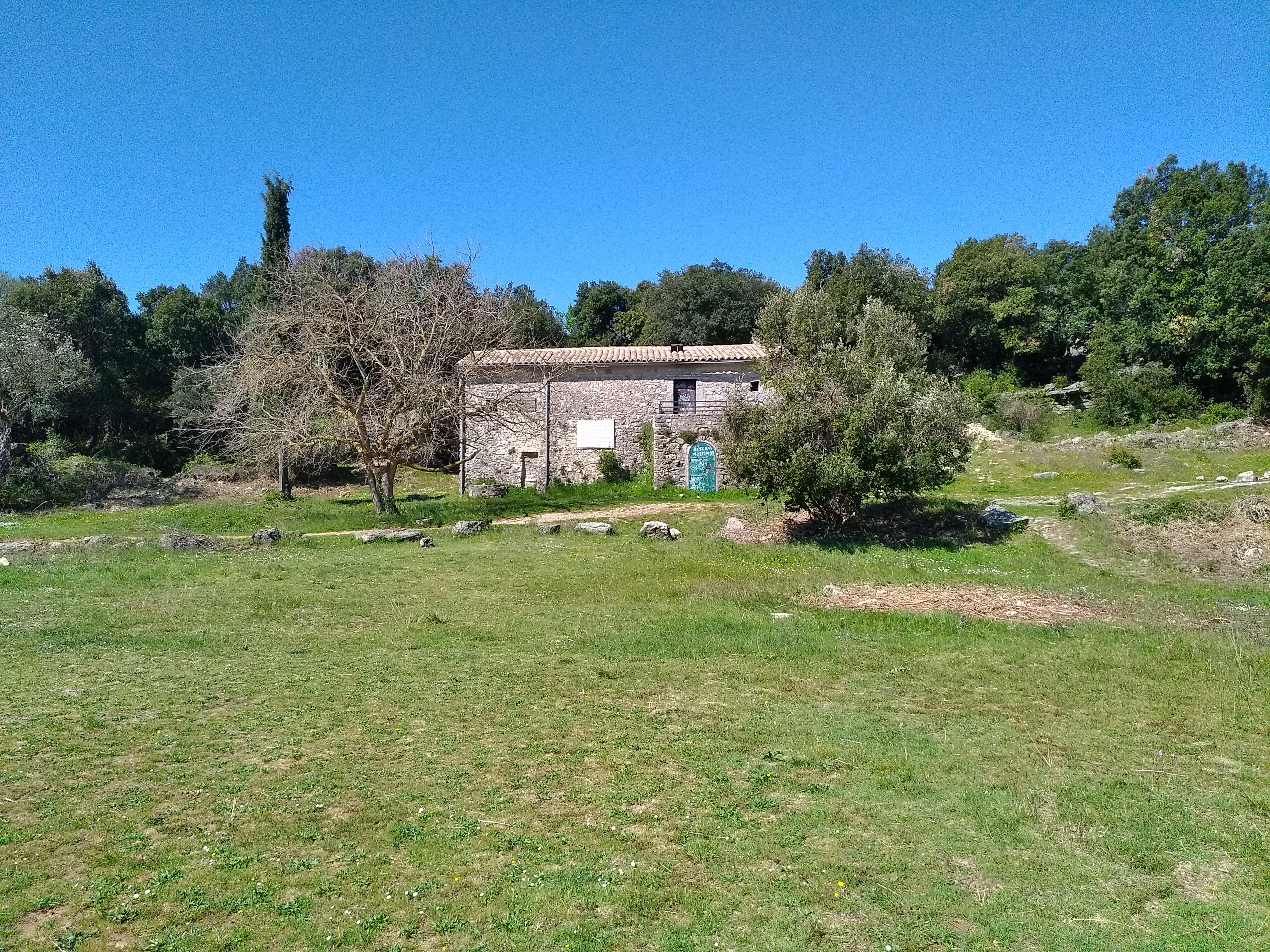 Vue sur une bergerie et sa végétation environnante