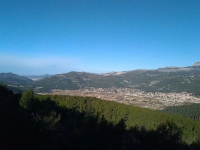 Panorama sur la plaine de Cuges-les-Pins et la crête de la Sainte-Baume