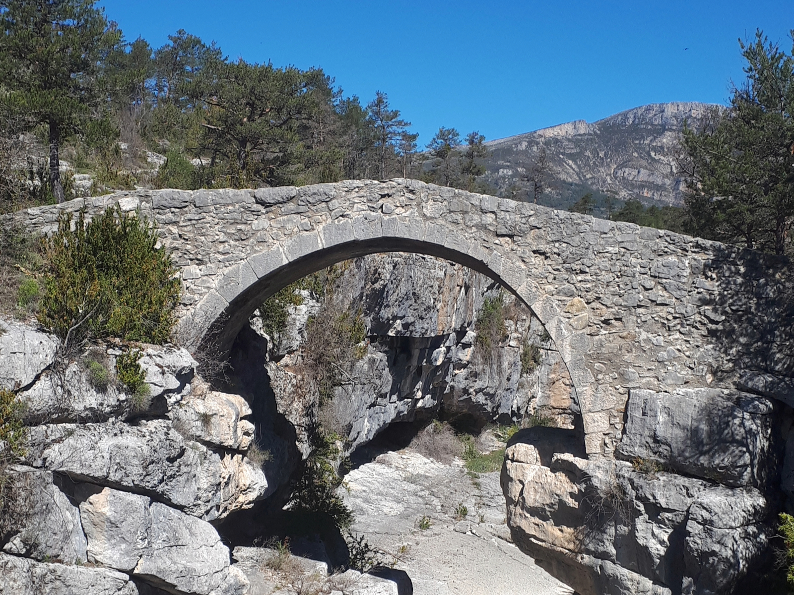 Pont en forme d'arche en pierres du 18ème siècle
