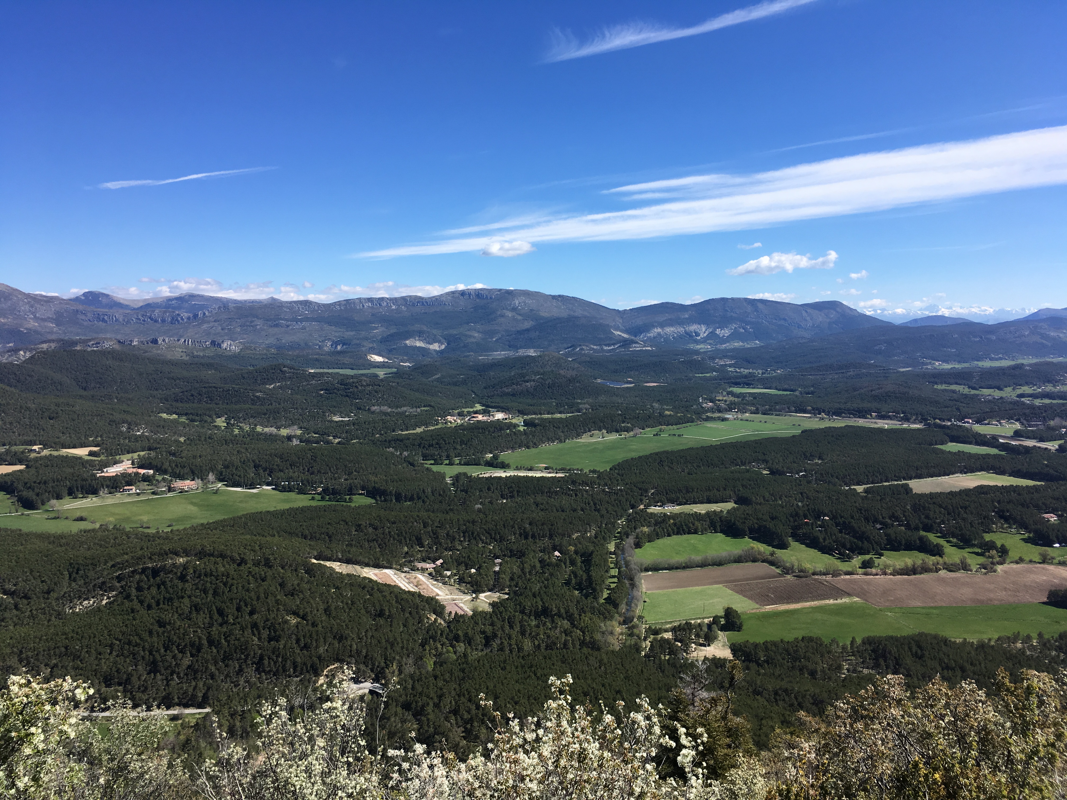Panorama sur les plaines et les sommets aux alentours du verdon