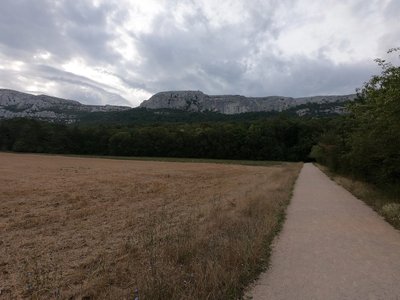 Panaroma sur le massif avec de la végétation au pied et une partie supérieure rocheuse