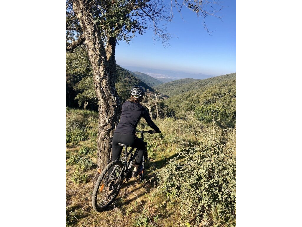 VTTiste observant la vue sur les collines des Maures