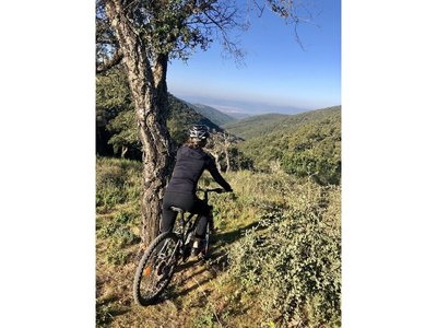 VTTiste observant la vue sur les collines des Maures