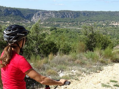 Vttiste avec vue sur le lac de Montmeyan et ses collines environnantes