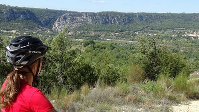 Vttiste avec vue sur le lac de Montmeyan et ses collines environnantes