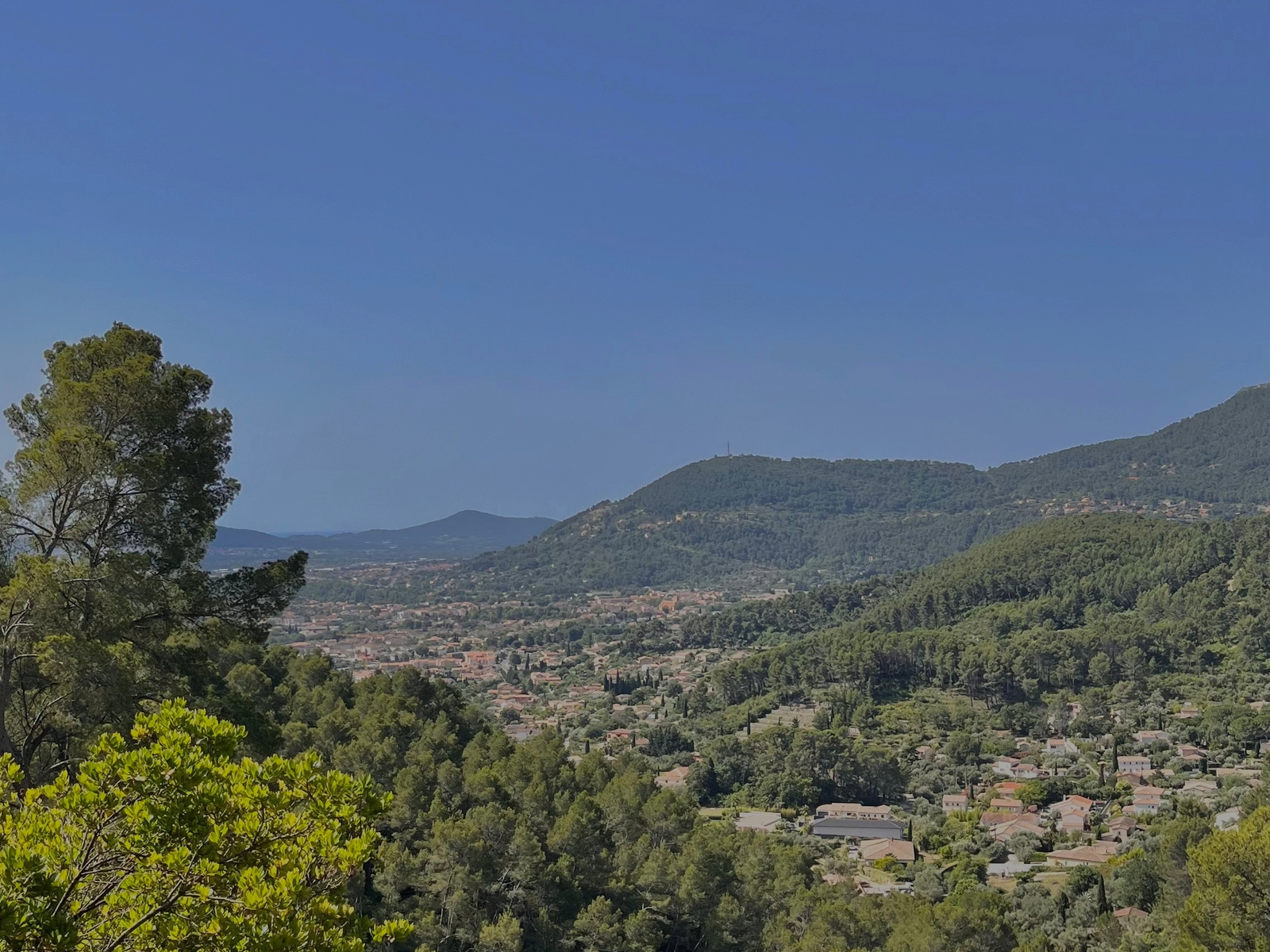 Panorama sur une partie du village de Solliès-Toucas et les collines environnantes