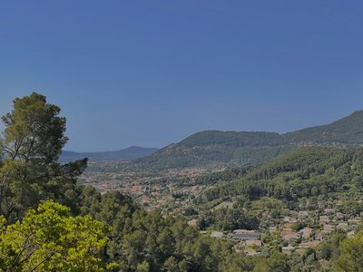 Panorama sur une partie du village de Solliès-Toucas et les collines environnantes