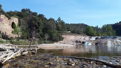 Vue sur l'ancien moulin Gournié et les chutes d'eau de la rivière
