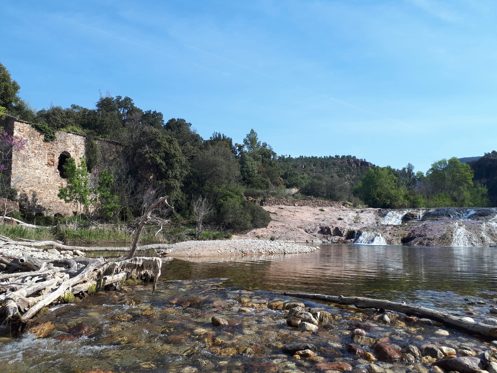 Vue sur l'ancien moulin Gournié et les chutes d'eau de la rivière