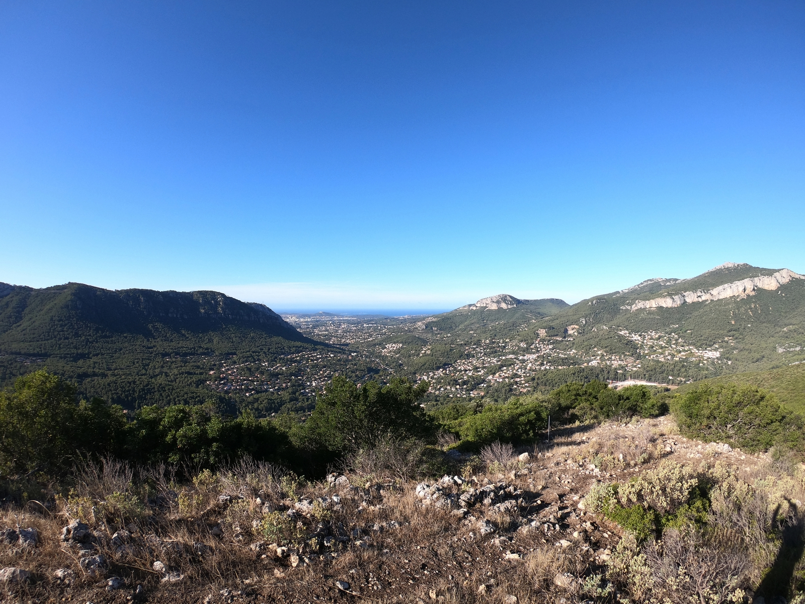 Panorama sur les différents reliefs et communes jusqu'à la mer
