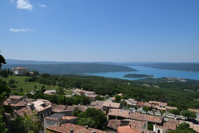 Vue sur le village d'Aiguines et sur les gorges du Verdon
