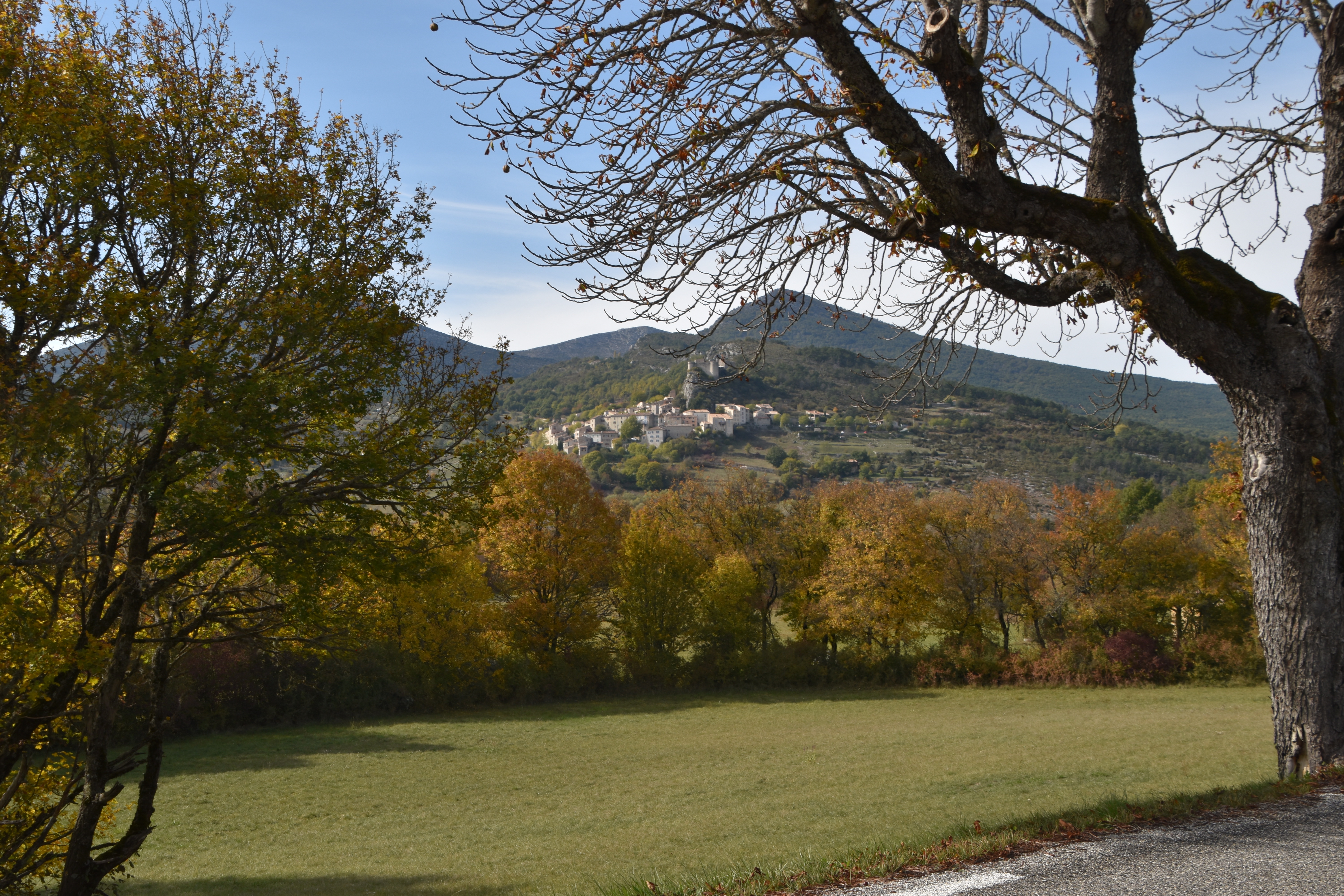 Village de Trigance perché sur une colline entouré de végétation aux couleurs de l'automne