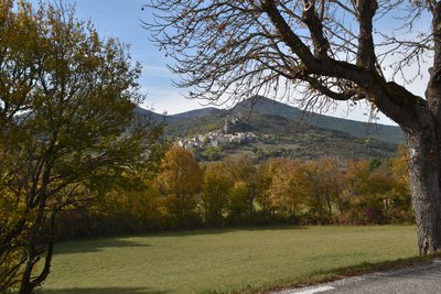 Village de Trigance perché sur une colline entouré de végétation aux couleurs de l'automne