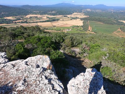 Panorama sur la vallée et les collines et sommets environnants