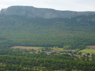 Panorama sur les falaises de la Sainte-Baume et la végétation