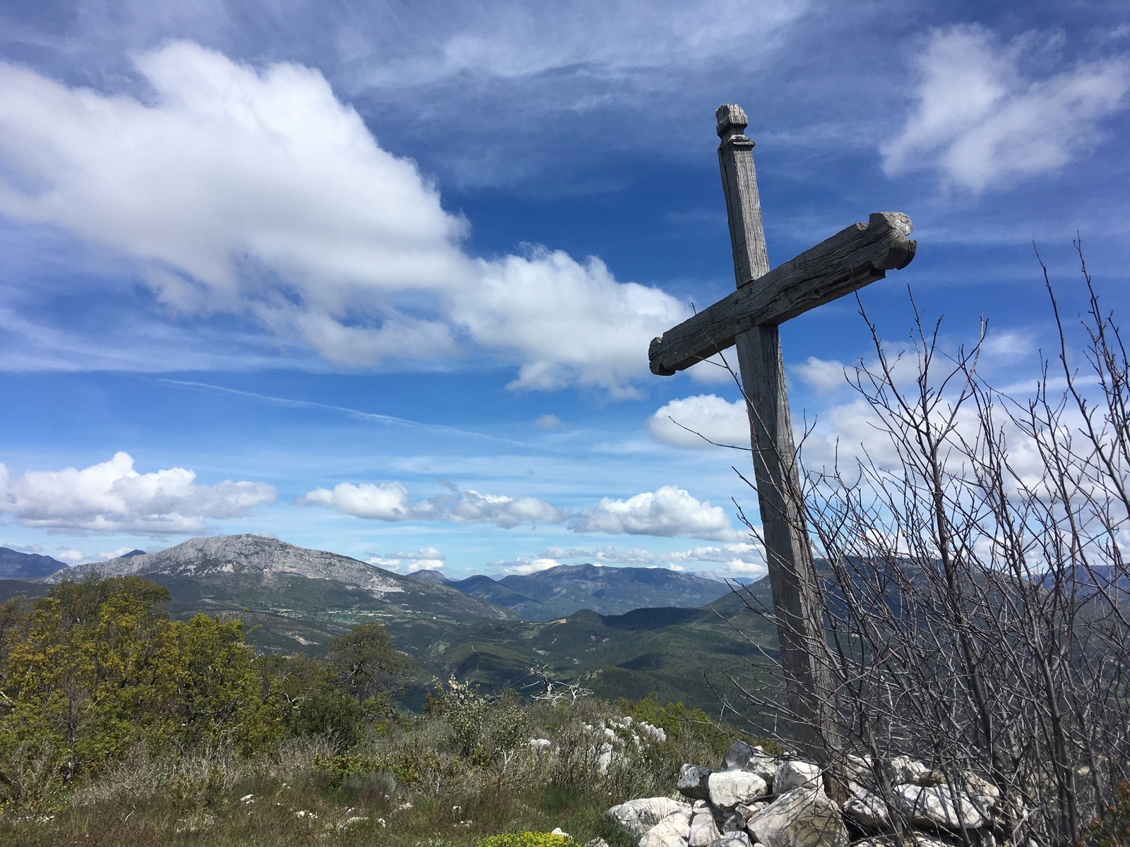 Panorama du sommet sur les collines de Clare avec la présence d'une grande croix en bois