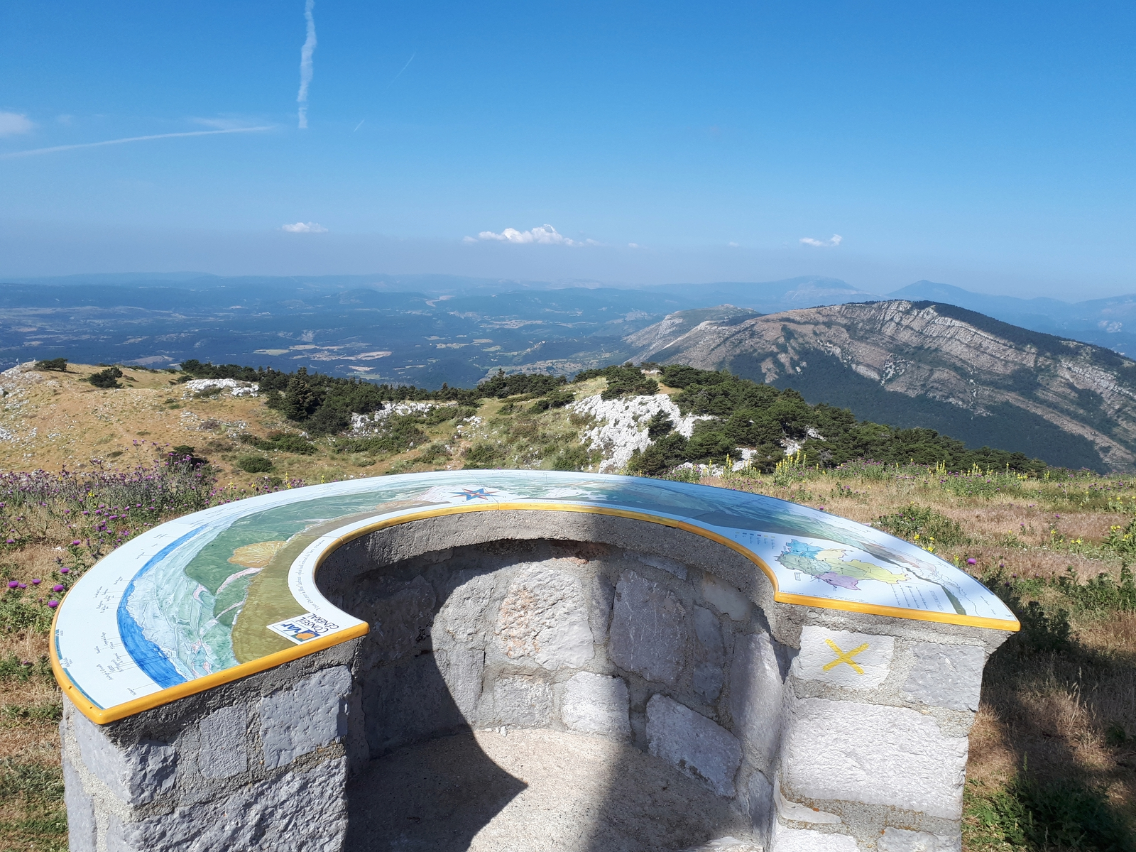 Table d'orientation avec vision à perte de vue sur les collines environnantes