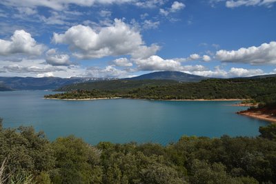 Vue sur le lac de Sainte Croix avec ses berges arborées