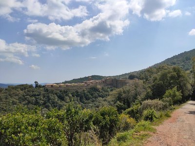 L'imposante Chartreuse de la Verne édifiée dans un écrin de verdure