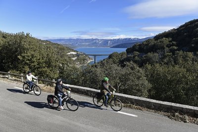 Cyclistes avec en arrière plan le Verdon et ses collines environnantes
