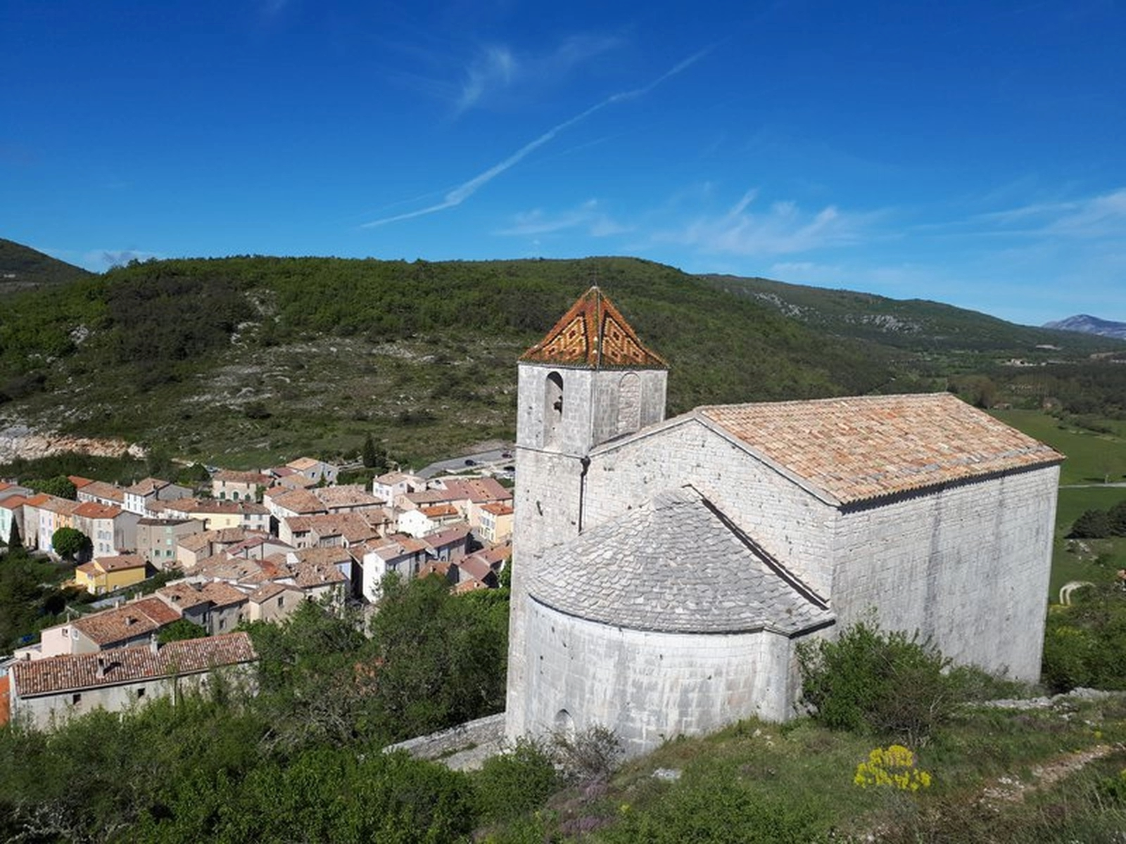 Vue sur le clocher de la chapelle St-André et le village de Comps sur Artuby en contrebas