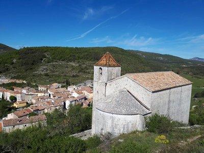Vue sur le clocher de la chapelle St-André et le village de Comps sur Artuby en contrebas