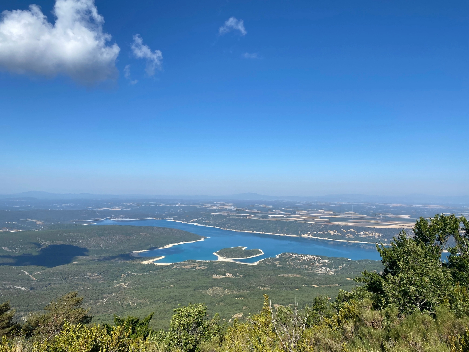 Vue du sommet du grand Margès sur le lac de Ste Croix , le plateau de Valensole, les grandes gorges du Verdon et Canjuers