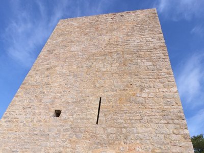 Vue du bas de la tour du Défens