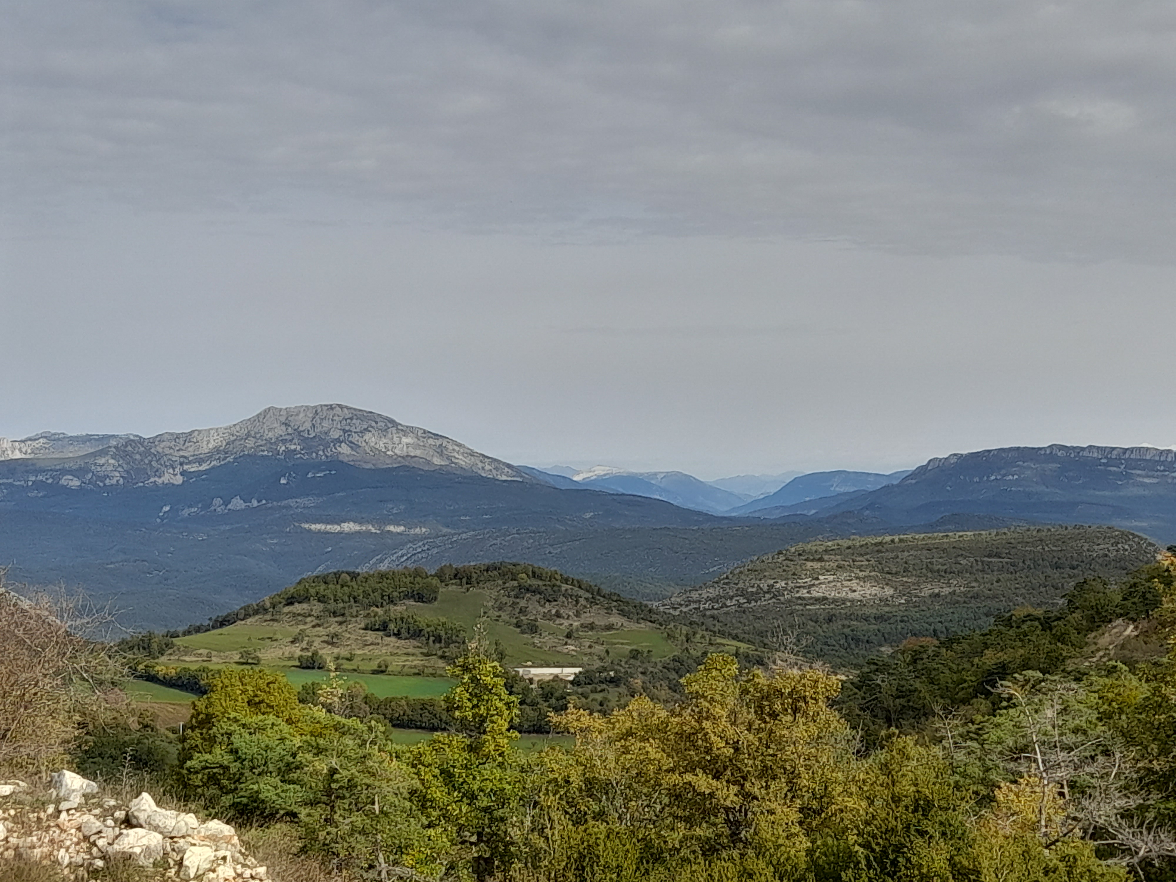 Vue panoramique sur les collines du Brouis et les Alpes